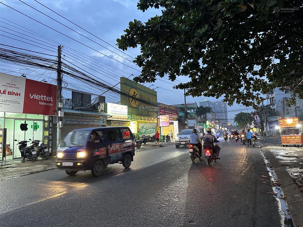 3 tầng. ngang 8. mặt tiền đường linh đông. dòng tiền 20tr/ tháng. shr. gấp bán 8 tỷ rưỡi.