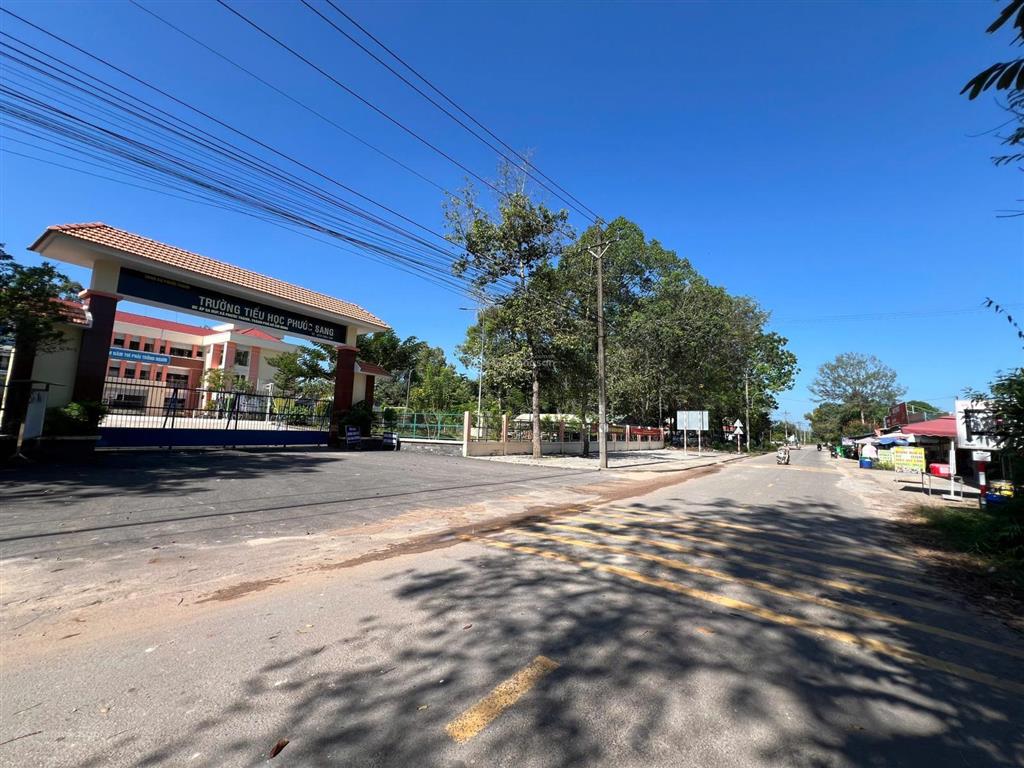 Bán gấp đất mặt tiền 10x50 (500m2) thổ cư sẵn 200m2, giá 520 triệu/sổ, đường nhựa 32 mét