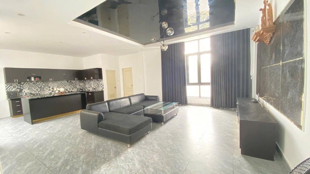 Nhà Đất DT lớn 500m² mặt tiền 10m, vuông vắn, có hầm để xe.