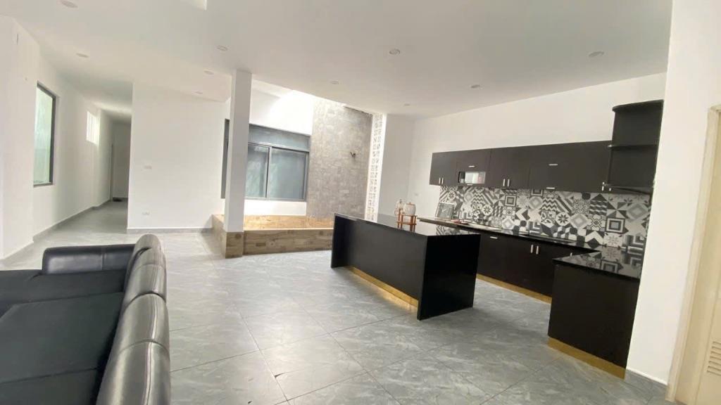 Nhà Đất DT lớn 500m² mặt tiền 10m, vuông vắn, có hầm để xe.