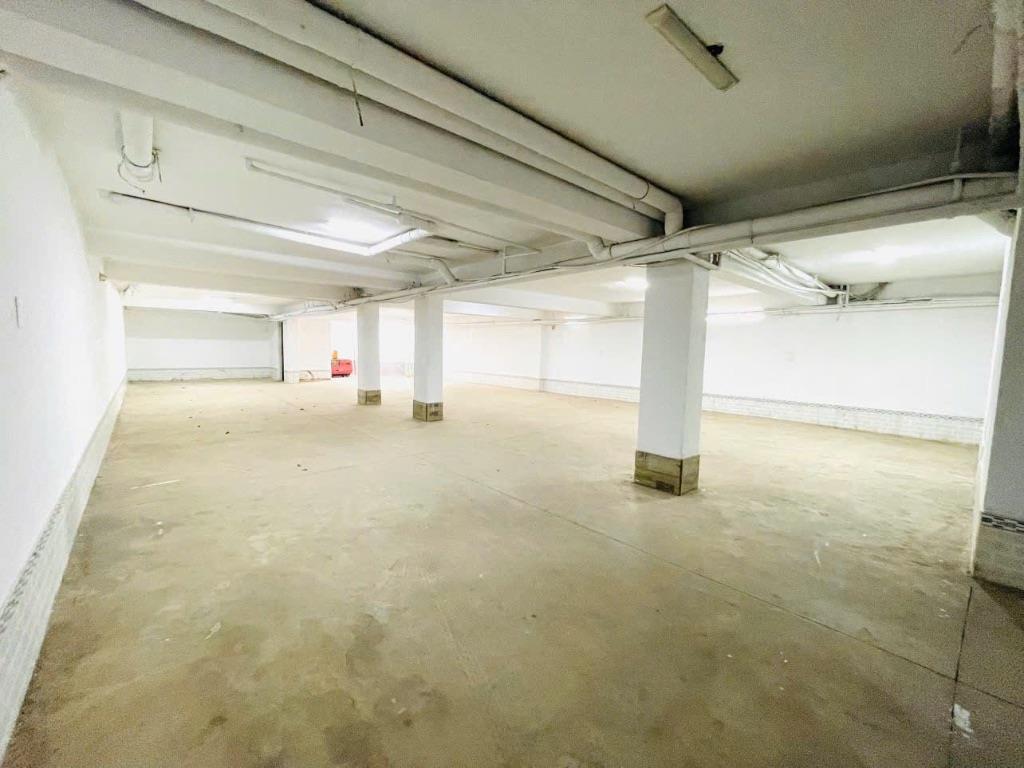 Nhà Đất DT lớn 500m² mặt tiền 10m, vuông vắn, có hầm để xe.