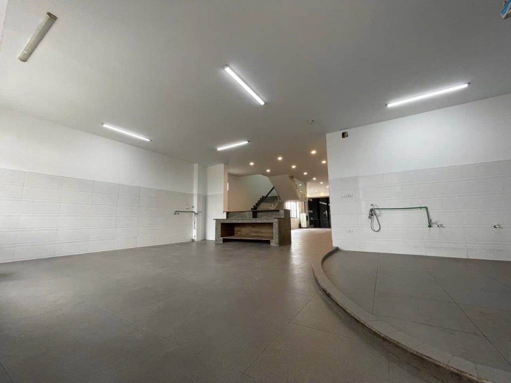 Nhà Đất DT lớn 500m² mặt tiền 10m, vuông vắn, có hầm để xe.