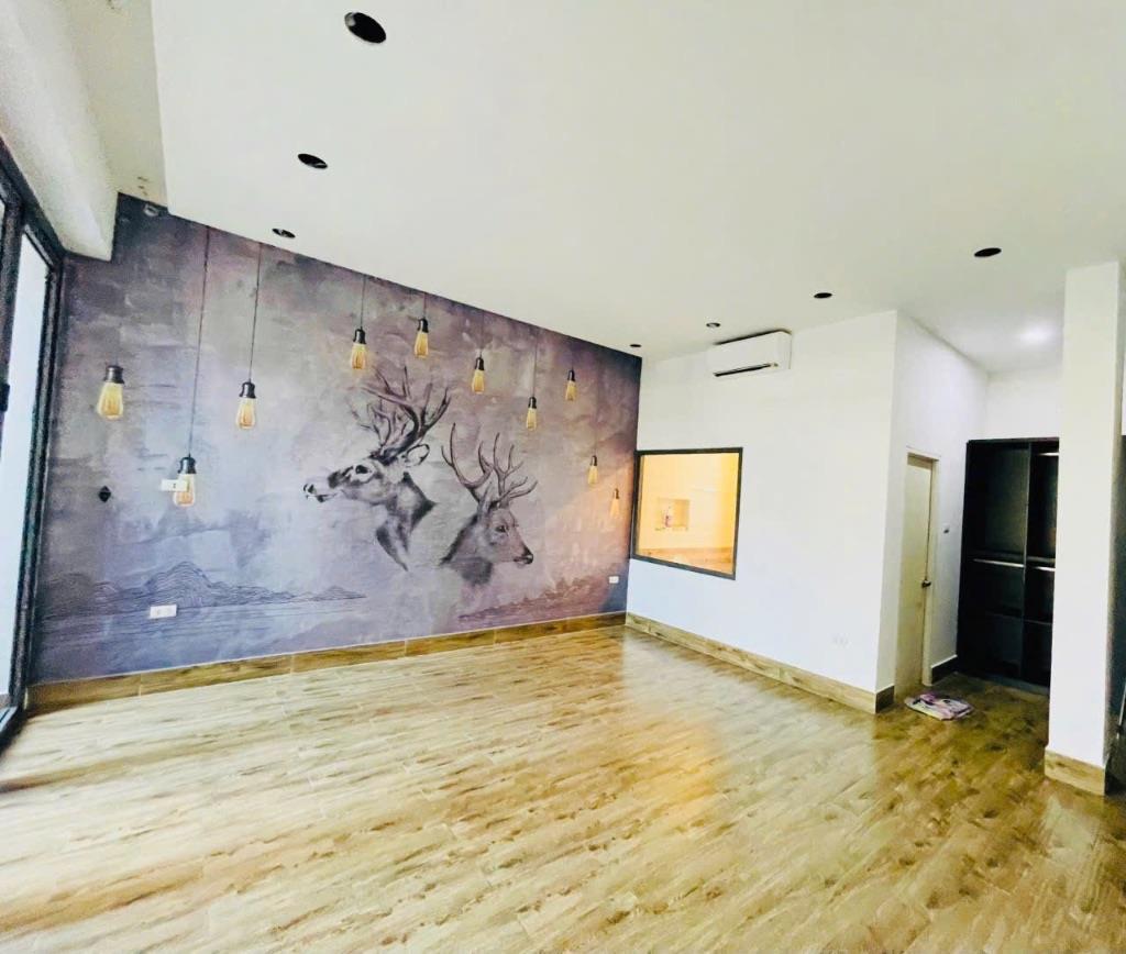 Nhà Đất DT lớn 500m² mặt tiền 10m, vuông vắn, có hầm để xe.