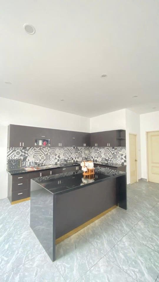 Nhà Đất DT lớn 500m² mặt tiền 10m, vuông vắn, có hầm để xe.