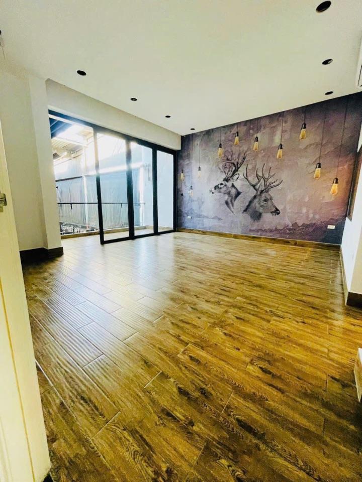 Nhà Đất DT lớn 500m² mặt tiền 10m, vuông vắn, có hầm để xe.