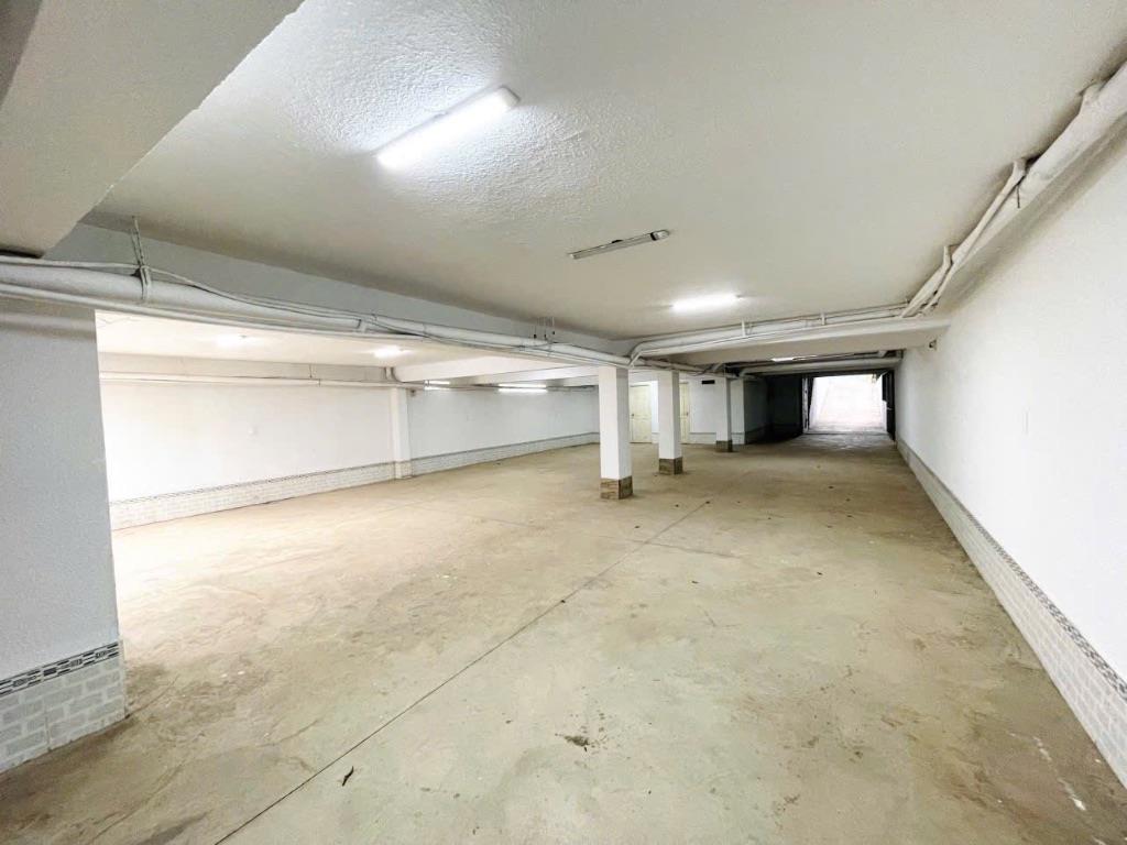 Nhà Đất DT lớn 500m² mặt tiền 10m, vuông vắn, có hầm để xe.