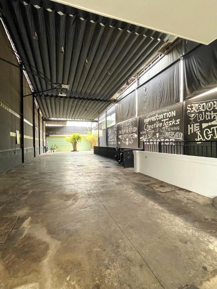 Nhà Đất DT lớn 500m² mặt tiền 10m, vuông vắn, có hầm để xe.