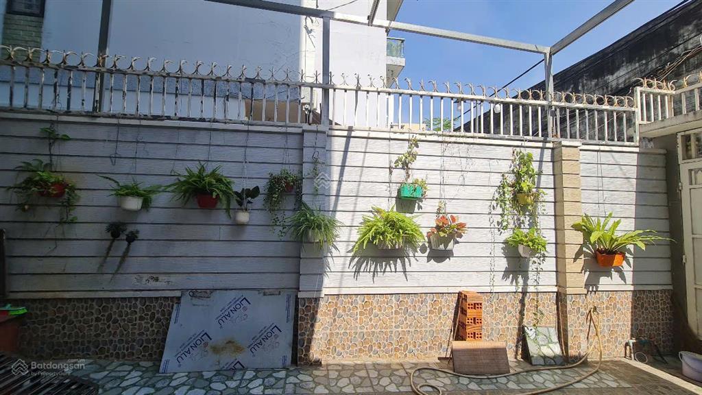 Bán nhà có sân rộng đậu được xe ô tô 7 chỗ đường âu dương lân q8. gần ngay mặt tiền đường