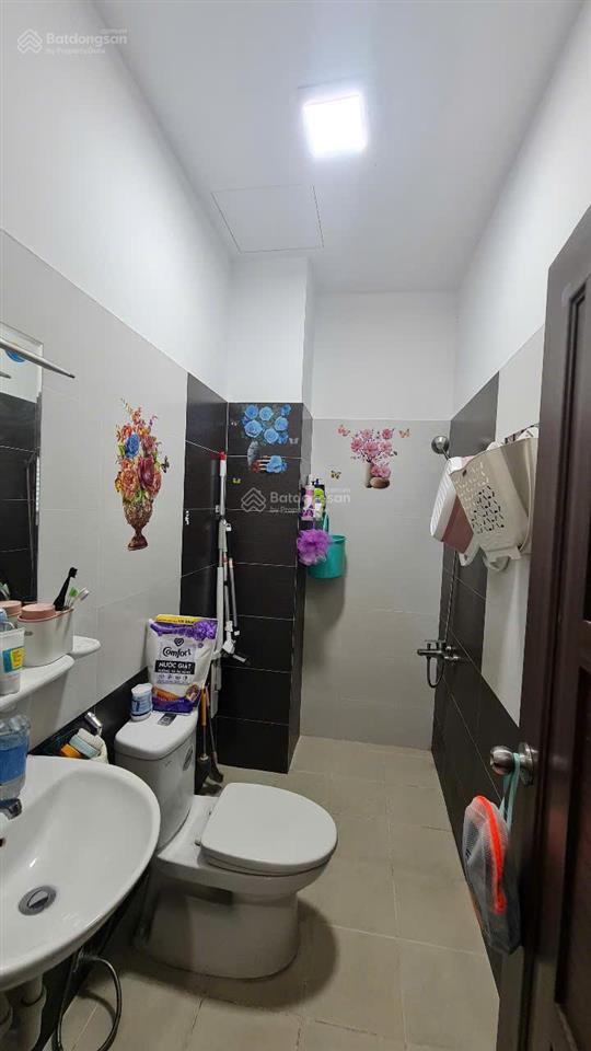 Bán nhà có sân rộng đậu được xe ô tô 7 chỗ đường âu dương lân q8. gần ngay mặt tiền đường