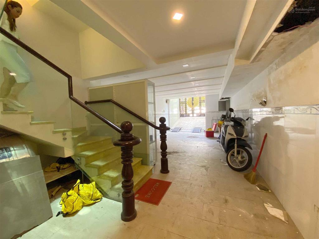 Giảm 500tr bán trước tết nhà đẹp, có hầm để xe. mặt tiền đường 20m, vị trí kinh doanh