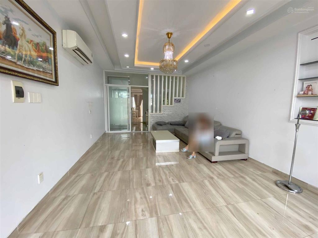 Giảm 500tr bán trước tết nhà đẹp, có hầm để xe. mặt tiền đường 20m, vị trí kinh doanh