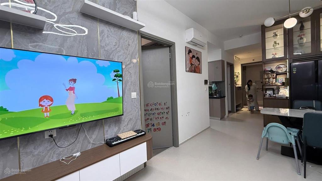 Bán căn 59m2 full nội thất thiết kế + view hồ bơi block d + giá 2.9 tỷ (102%) sổ hồng sẵn