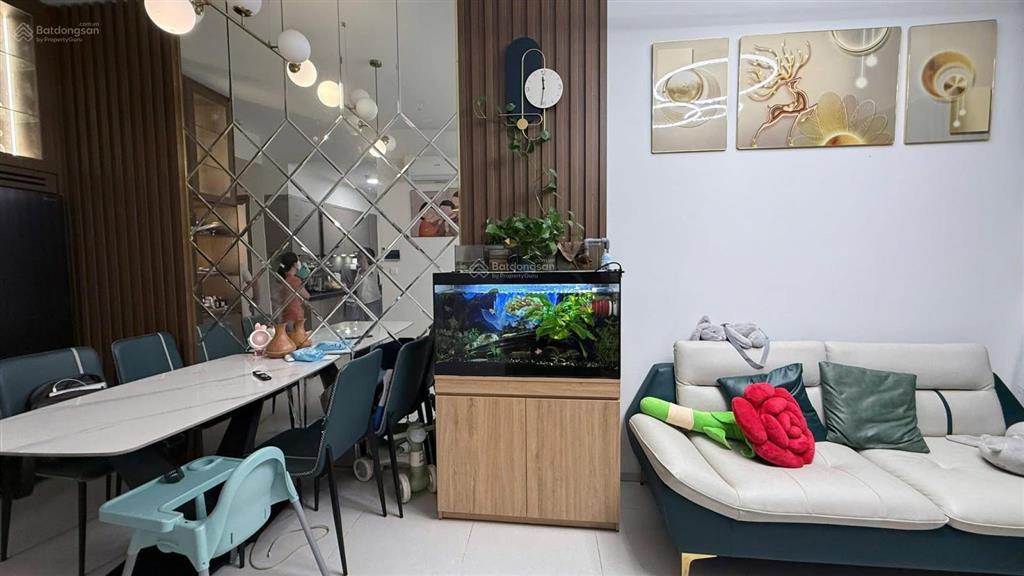 Bán căn 59m2 full nội thất thiết kế + view hồ bơi block d + giá 2.9 tỷ (102%) sổ hồng sẵn