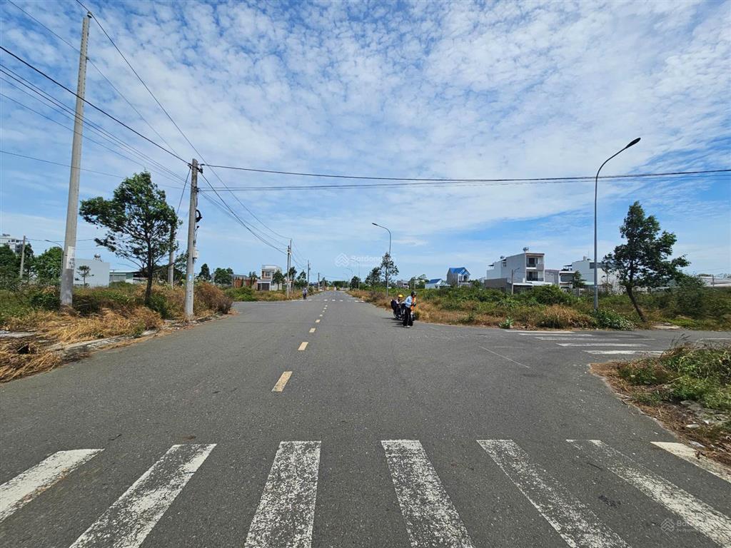 127,9 m2 odt, 2 mặt tiền siêu hiếm tại vòng xoay 2 con rồng, xã long điền, tp hcm