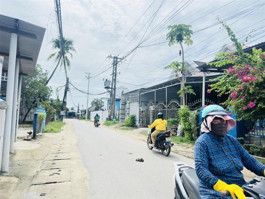 Lô góc trục chính vạn thắng, kkt vân phong, dt 186 m2, đường nhựa 16m. giá 2,6 tỷ