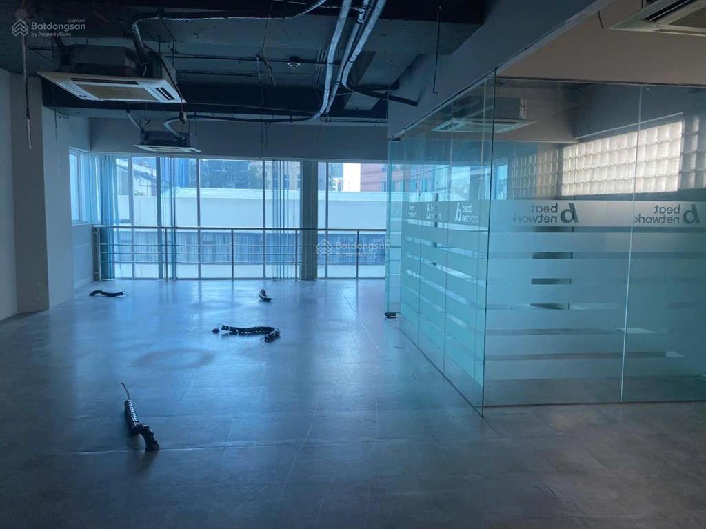 Cho thuê văn phòng giá tốt quận 1 đường phó đức chính. dt 90m2 chỉ 33.7 triệu/tháng đã ngăn