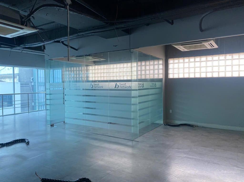 Cho thuê văn phòng giá tốt quận 1 đường phó đức chính. dt 90m2 chỉ 33.7 triệu/tháng đã ngăn