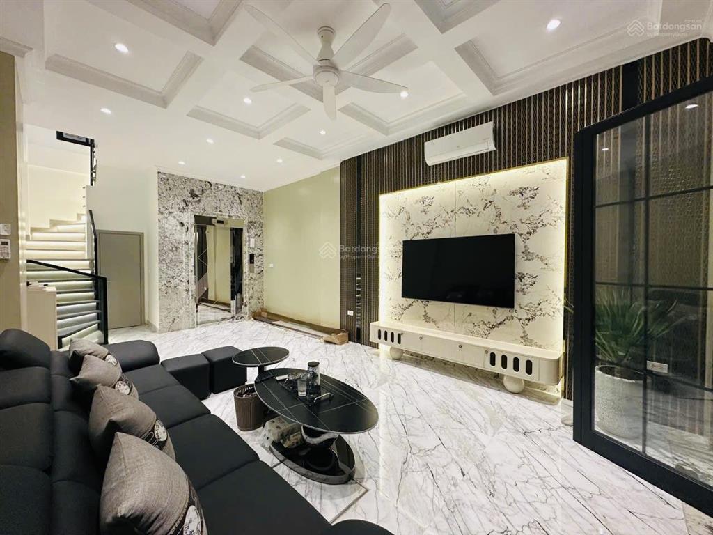 Siêu hiếm! phố ngọc khánh, thang máy, full nội thất phân lô ô tô ngủ trong nhà, sát phố. 45m2*6t