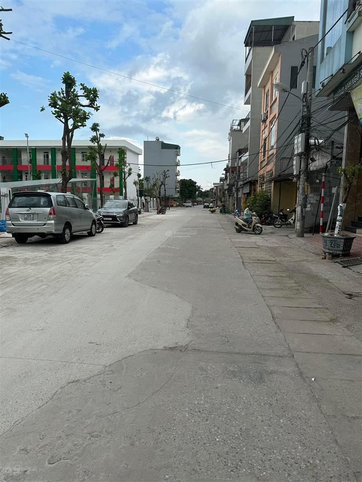 Bán đất phố trạm  3 bước ra oto tránh  gần chợ  ngõ vf3  giá đầu tư  nhỉnh 7 tỷ