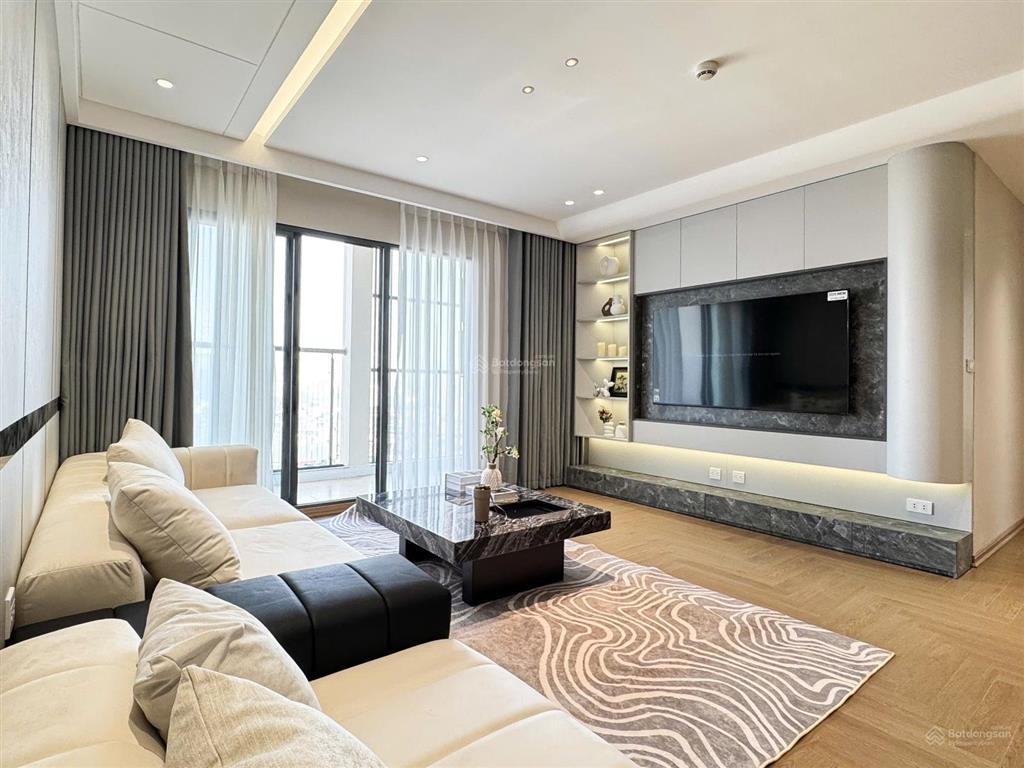 Gia đình cần bán căn góc 4pn tầng trung full nội thất xịn sò