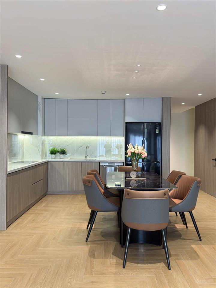 Gia đình cần bán căn góc 4pn tầng trung full nội thất xịn sò