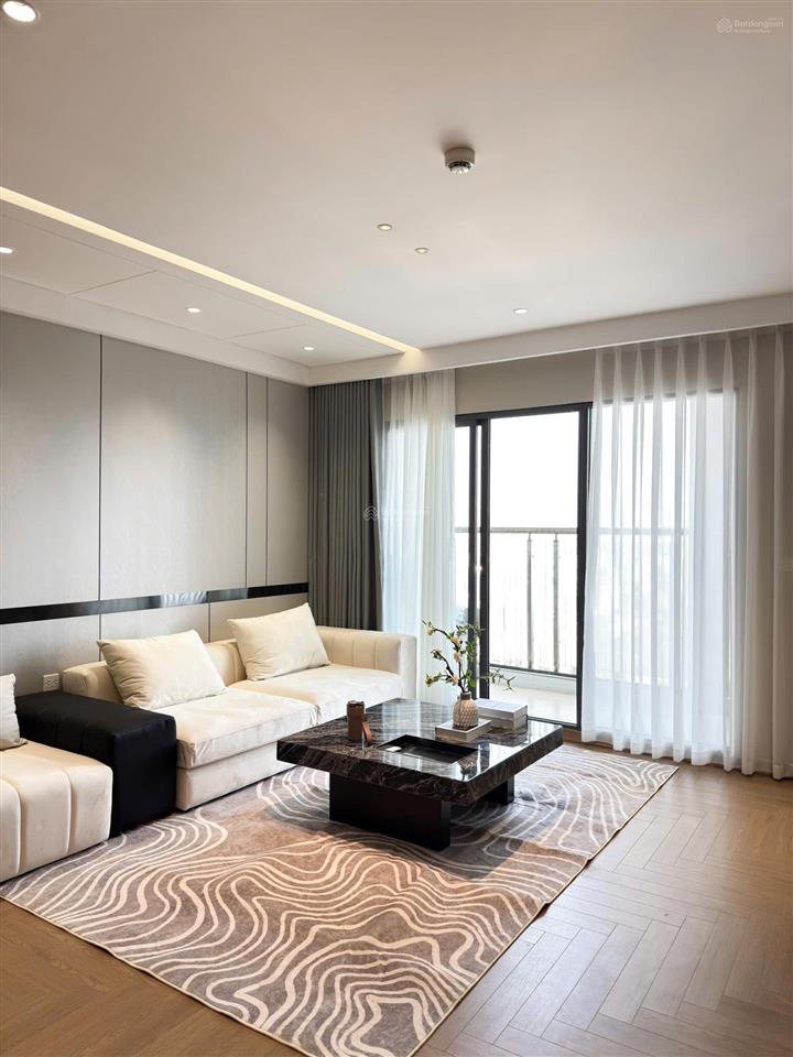 Gia đình cần bán căn góc 4pn tầng trung full nội thất xịn sò