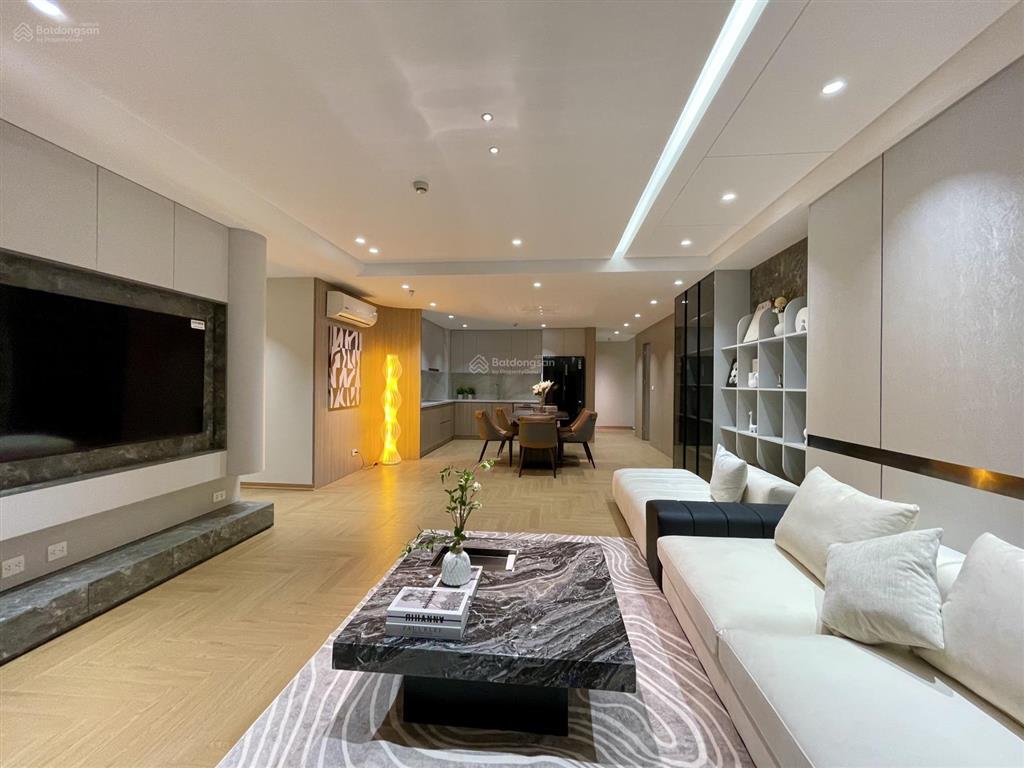 Gia đình cần bán căn góc 4pn tầng trung full nội thất xịn sò