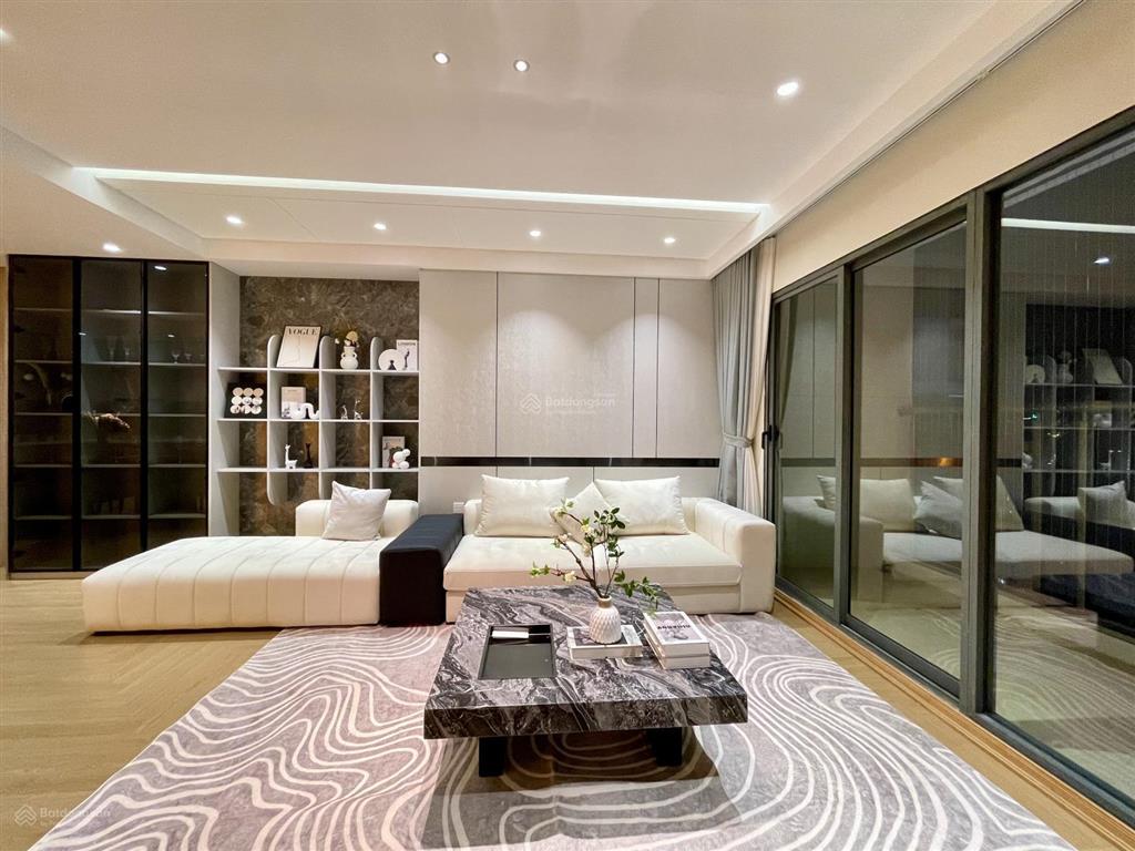 Gia đình cần bán căn góc 4pn tầng trung full nội thất xịn sò