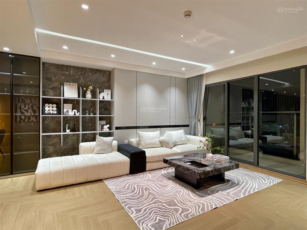 Gia đình cần bán căn góc 4pn tầng trung full nội thất xịn sò