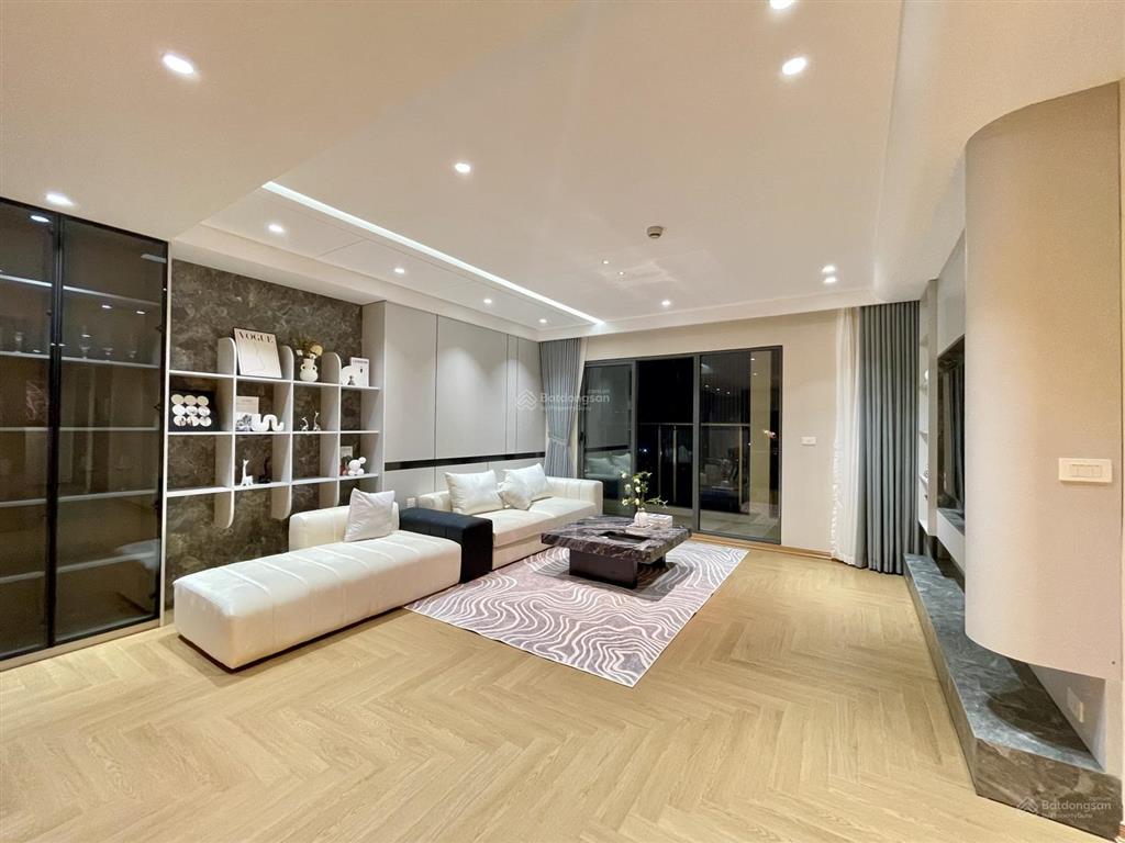 Gia đình cần bán căn góc 4pn tầng trung full nội thất xịn sò