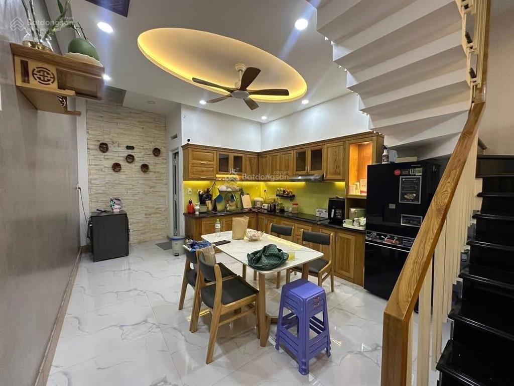 Ban nha chinh chu đang ở phường 11 go vấp diện tích 4 x10 gia 4,9 ty