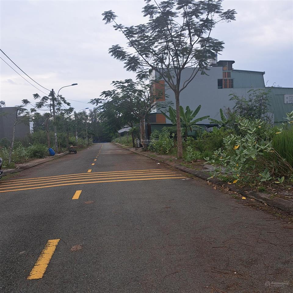 Kẹt tiền cần bán lô đất 64m2, giá rẻ, ngay dự án blue diamond. sổ hồng sang tên ngay