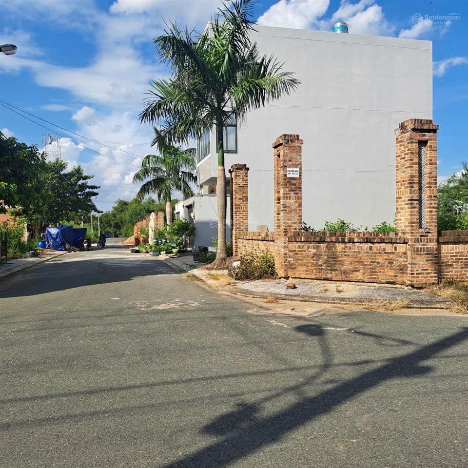 Kẹt tiền cần bán lô đất 64m2, giá rẻ, ngay dự án blue diamond. sổ hồng sang tên ngay