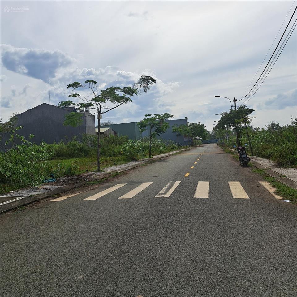 Kẹt tiền cần bán lô đất 64m2, giá rẻ, ngay dự án blue diamond. sổ hồng sang tên ngay