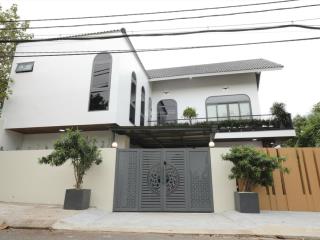 Bán căn villa hồ bơi mới hoàn thiện  vị trí cực đẹp ngay góc 2 mặt tiền ngay khu nam việt á