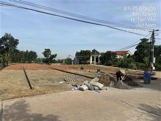 Đường rộng ô tô tránh nhau tại thị trấn nhã nam chỉ hơn 500tr