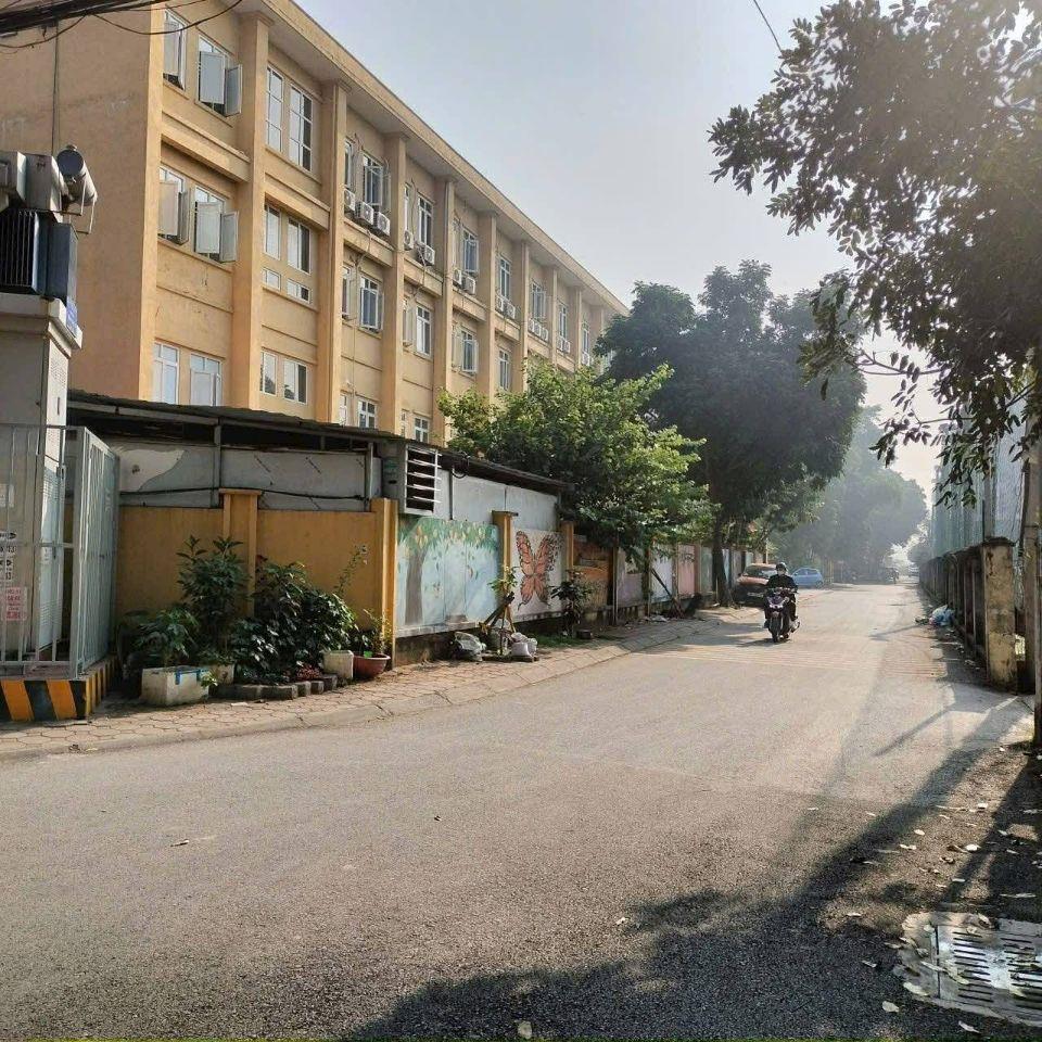 Bán đất Đông Ngạc 42m gần sân bóng – 10m ra ô tô – Vị trí hiếm  – 6 tỷ