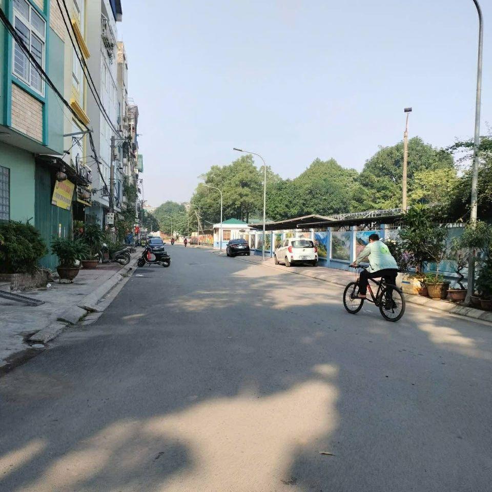 Bán đất Đông Ngạc 42m gần sân bóng – 10m ra ô tô – Vị trí hiếm  – 6 tỷ