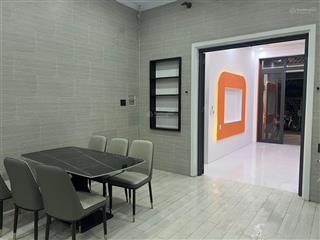 Bán nhà sổ riêng  121m2  đường nhựa 5m thông, nhà giáp tp. hcm, sát sông sg  giao nhà ngay