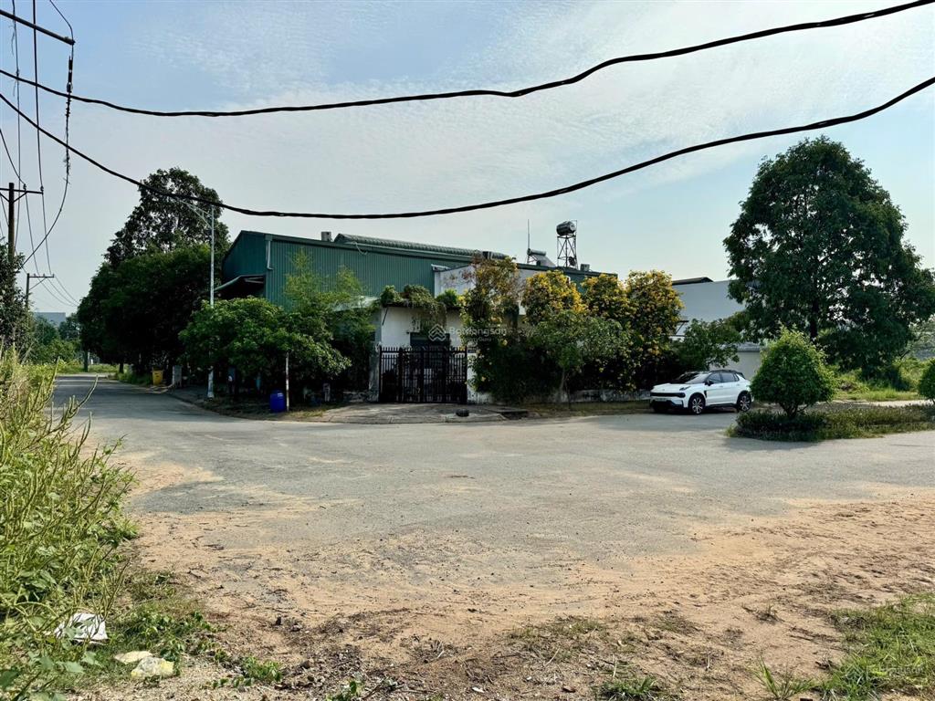 240m2 (11 x 23m), góc 2 mt đường 10m  view sông sg, giáp tp. hcm  thông ql 13, chợ đầu mối