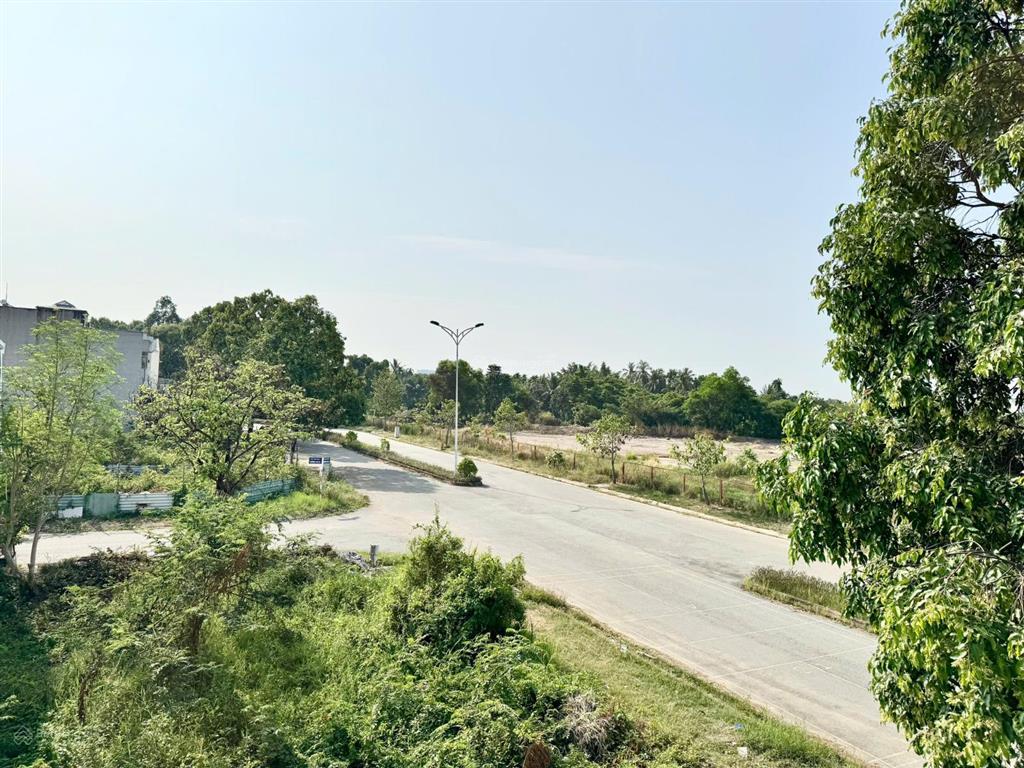 240m2 (11 x 23m), góc 2 mt đường 10m  view sông sg, giáp tp. hcm  thông ql 13, chợ đầu mối