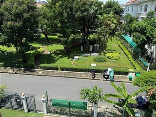 Sang nhượng biệt thự tứ lập phú mỹ hưng, quận 7. mặt tiền đường lớn view công viên.