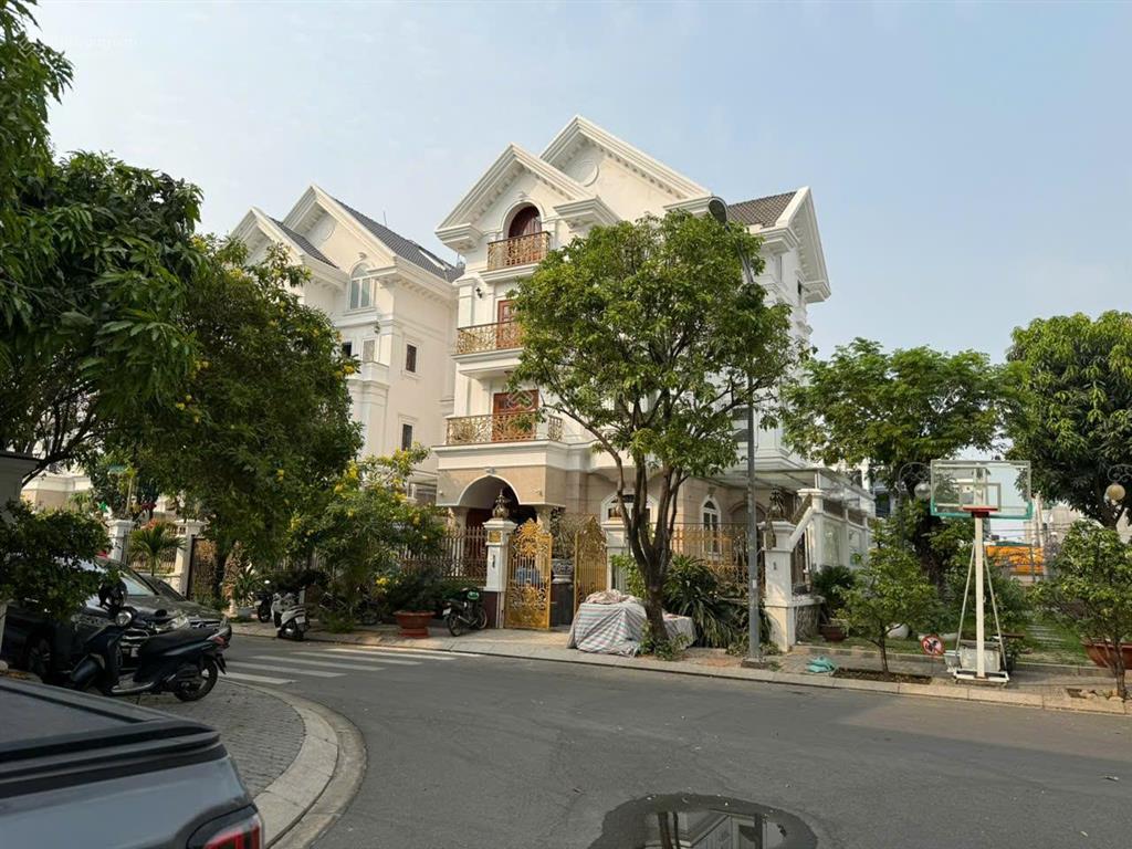 Bán biệt thự góc 2 mặt tiền khu cityland garden phường 5, dt 9,7 x 21m nhà có thang máy