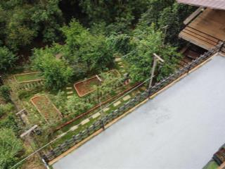 Bán nhà bên suối, có view, có rừng, có sân để ô tô, đang cho thuê lâu dài với giá tốt