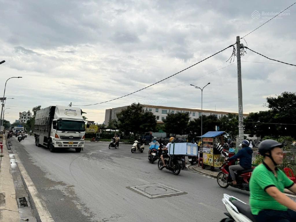 Chính chủ bán kho xưởng mặt tiền quận 12, rộng 1400m2, ngang 33x59m, có khu văn phòng + khu xưởng