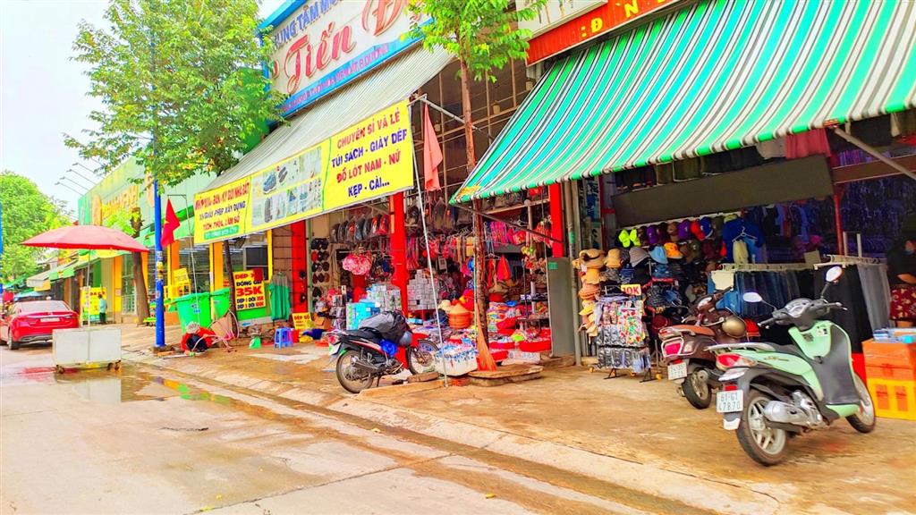 Kẹt tiền bán gấp 300m2 (10x30) ngay trung tâm tp bình dương