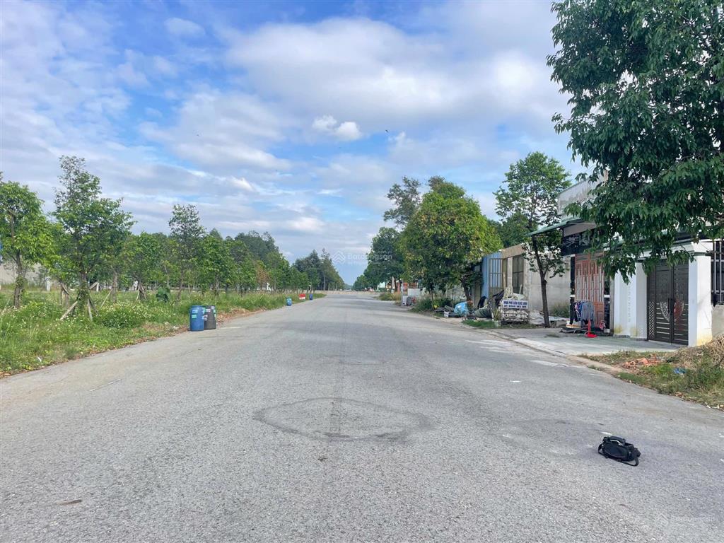 Chính chủ bán gấp 150m2 mặt tiền đường lớn 25m kinh doanh buôn bán, thông thẳng kcn việt  sing