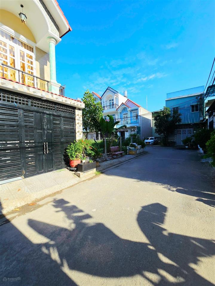 Gấp bán lô góc 3 mặt tiền, 131m2, ngang 13.1m, đường ô tô, gần vinhomes grand park, chợ lò lu