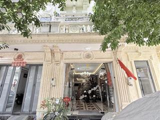 Nhà đẹp tặng full nội thất 3 tỷ nhà 2 lầu. sân để xe hơi 4 phòng ngủ master, phòng thờ, uống trà