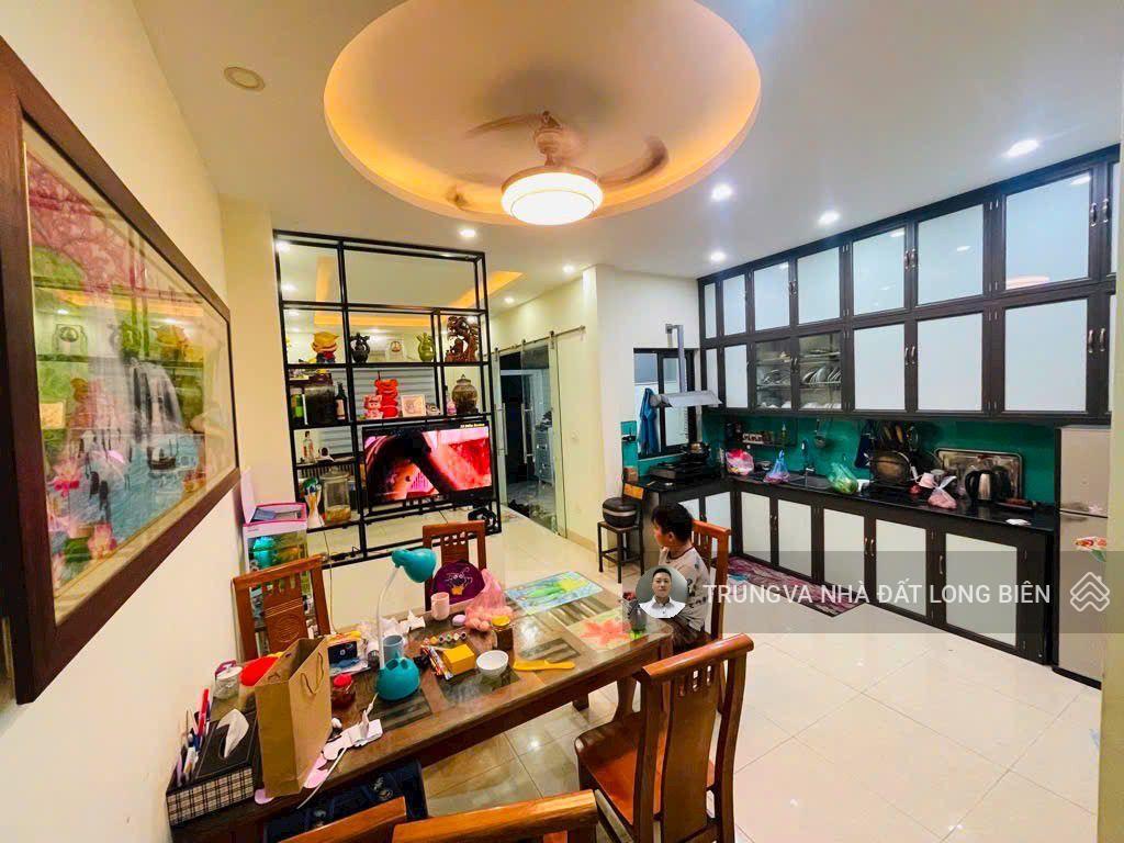 Bán nhà cự khối long biên lô góc 65m2 x 2 tầng, 3 ngủ giá hơn 4 tỷ, ô tô 7 chỗ đỗ cửa gần aeon mall